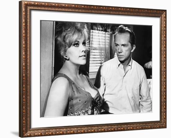 KISS ME STUPID, 1964 directed by BIILY WILDER Kim Novak and Ray Walston (b/w photo)-null-Framed Photo