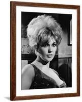 KISS ME STUPID, 1964 directed by BIILY WILDER Kim Novak (b/w photo)-null-Framed Photo