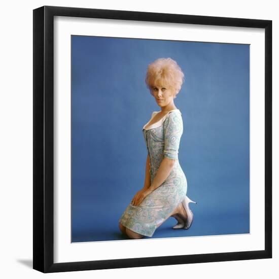 Kiss Me Stupid 1964 Directed by Biily Wilder Kim Novak-null-Framed Photo