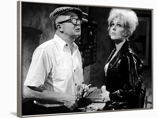 KISS ME STUPID, 1964 directed by BIILY WILDER On the set, Billy Wilder and Kim Novak (b/w photo)-null-Framed Photo