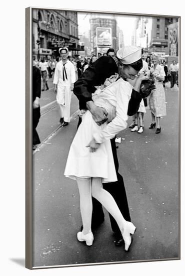 Kissing on VJ Day-Alfred Eisenstaedt-Framed Poster
