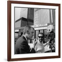 KLUTE, 1971 directed by ALAN PAKULA On the set, Donald Sutherland and Alan Pakula (b/w photo)-null-Framed Photo