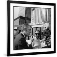 KLUTE, 1971 directed by ALAN PAKULA On the set, Donald Sutherland and Alan Pakula (b/w photo)-null-Framed Photo