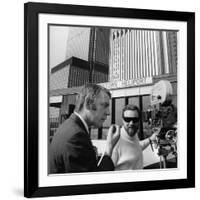 KLUTE, 1971 directed by ALAN PAKULA On the set, Donald Sutherland and Alan Pakula (b/w photo)-null-Framed Photo