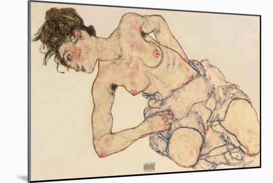 Kneider Weiblicher Halbakt, 1917-Egon Schiele-Mounted Giclee Print
