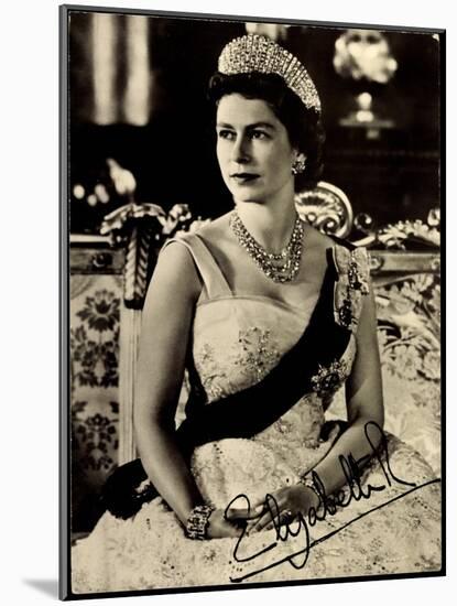 Königin Elisabeth Ii Von England, Juwelen, Krone-null-Mounted Giclee Print