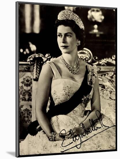 Königin Elisabeth Ii Von England, Juwelen, Krone-null-Mounted Giclee Print