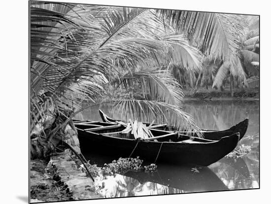 Kovalum, Kerala, India, Boat in Village-Elisa Cicinelli-Mounted Photographic Print