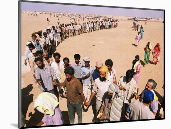 Kuwait Refugees Wait for Bread 1990-Jeff Widener-Mounted Photographic Print