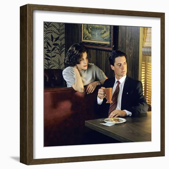 KYLE MacLACHLAN; SHERILYN FENN. "Twin Peaks" [1990], directed by DAVID LYNCH.-null-Framed Photographic Print