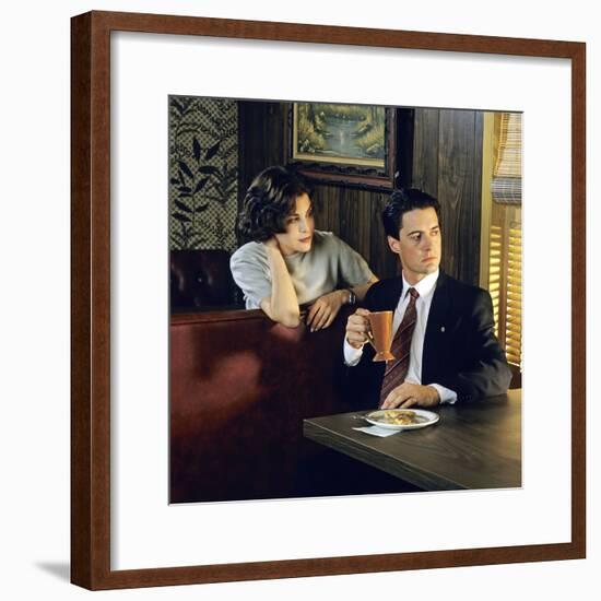 KYLE MacLACHLAN; SHERILYN FENN. "Twin Peaks" [1990], directed by DAVID LYNCH.-null-Framed Photographic Print