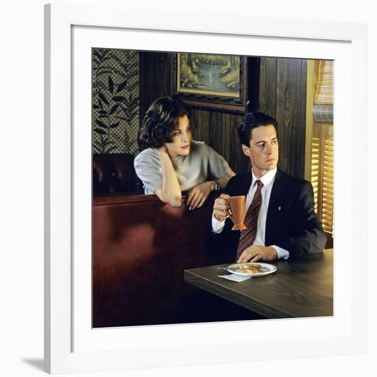 KYLE MacLACHLAN; SHERILYN FENN. "Twin Peaks" [1990], directed by DAVID LYNCH.-null-Framed Photographic Print