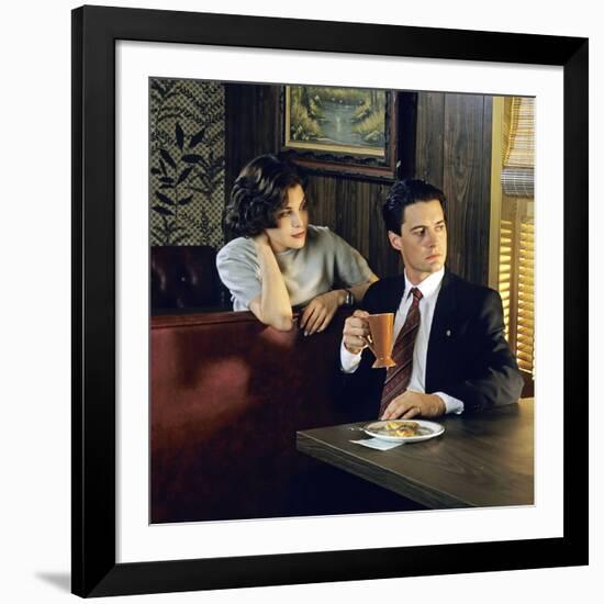 KYLE MacLACHLAN; SHERILYN FENN. "Twin Peaks" [1990], directed by DAVID LYNCH.-null-Framed Photographic Print