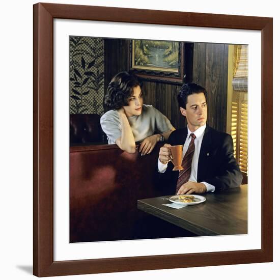 KYLE MacLACHLAN; SHERILYN FENN. "Twin Peaks" [1990], directed by DAVID LYNCH.-null-Framed Photographic Print