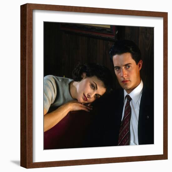 KYLE MacLACHLAN; SHERILYN FENN. "Twin Peaks" [1990], directed by DAVID LYNCH.-null-Framed Photographic Print