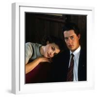 KYLE MacLACHLAN; SHERILYN FENN. "Twin Peaks" [1990], directed by DAVID LYNCH.-null-Framed Photographic Print