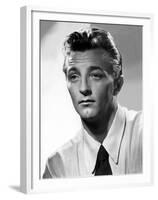 L'acteur americain Robert Mitchum (1917- 1997) vers, 1947 --- American actor Robert Mitchum (1917- -null-Framed Photo