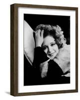 L'actrice americaine Clara Bow (1905- 1965) --- american actress Clara Bow (1905- 1965) (b/w photo)-null-Framed Photo