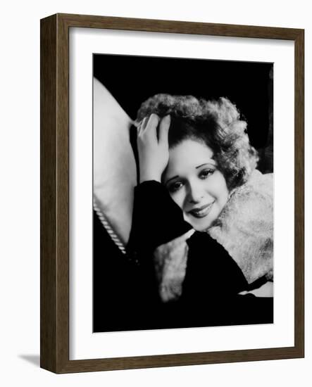 L'actrice americaine Clara Bow (1905- 1965) --- american actress Clara Bow (1905- 1965) (b/w photo)-null-Framed Photo