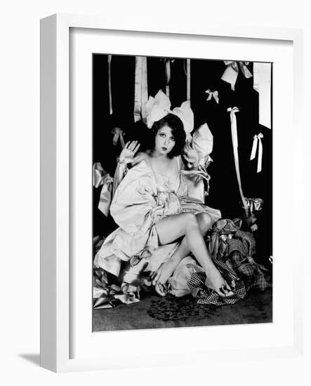 L'actrice americaine Clara Bow (1905- 1965) (b/w photo)-null-Framed Photo