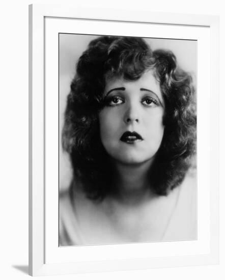 L'actrice americaine Clara Bow (1905- 1965) (b/w photo)-null-Framed Photo