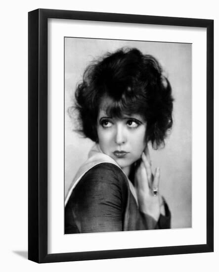 L'actrice americaine Clara Bow (1905- 1965) (b/w photo)-null-Framed Photo