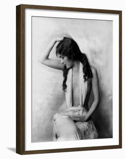 L'actrice americaine Gloria Swanson (1899 - 1983)-null-Framed Photo