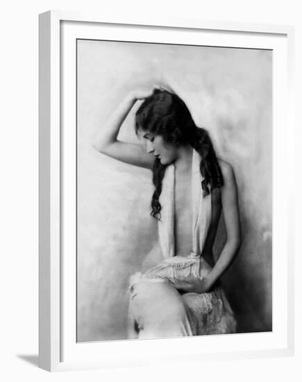 L'actrice americaine Gloria Swanson (1899 - 1983)-null-Framed Photo