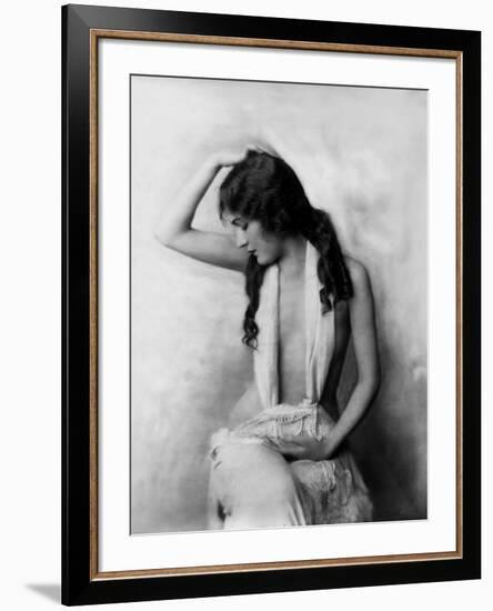 L'actrice americaine Gloria Swanson (1899 - 1983)-null-Framed Photo