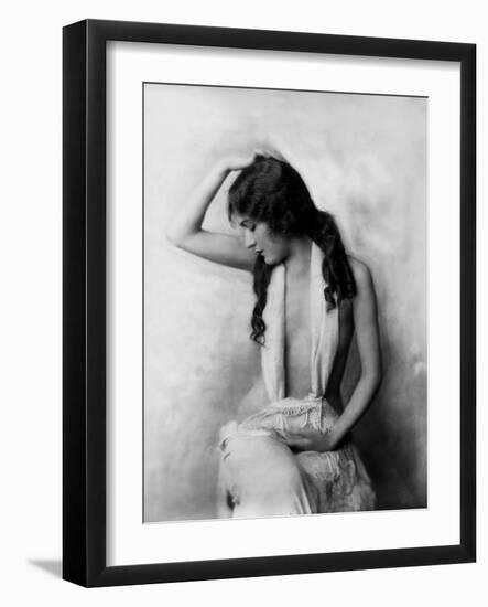 L'actrice americaine Gloria Swanson (1899 - 1983)-null-Framed Photo