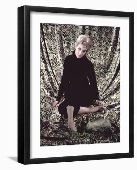 L'Adorable Voisine BELL BOOK AND CANDLE by RichardQuine with Kim Novak, 1958 (photo)-null-Framed Photo