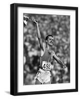 L'Athlete Italien Alberto Cova Vainqueur Du 10 000 M Aux Jeux Olympiques D'Ete De 1984-null-Framed Photo