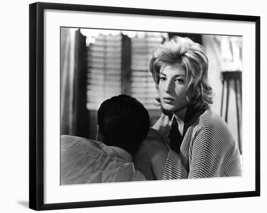 L'AVVENTURA, 1960 directed by MICHELANGELO ANTONIONI Gabriele Ferzetti / Monica Vitti (b/w photo)-null-Framed Photo