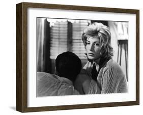 L'AVVENTURA, 1960 directed by MICHELANGELO ANTONIONI Gabriele Ferzetti / Monica Vitti (b/w photo)-null-Framed Photo