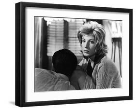 L'AVVENTURA, 1960 directed by MICHELANGELO ANTONIONI Gabriele Ferzetti / Monica Vitti (b/w photo)-null-Framed Photo