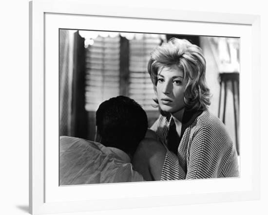 L'AVVENTURA, 1960 directed by MICHELANGELO ANTONIONI Gabriele Ferzetti / Monica Vitti (b/w photo)-null-Framed Photo