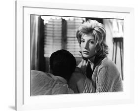 L'AVVENTURA, 1960 directed by MICHELANGELO ANTONIONI Gabriele Ferzetti / Monica Vitti (b/w photo)-null-Framed Photo