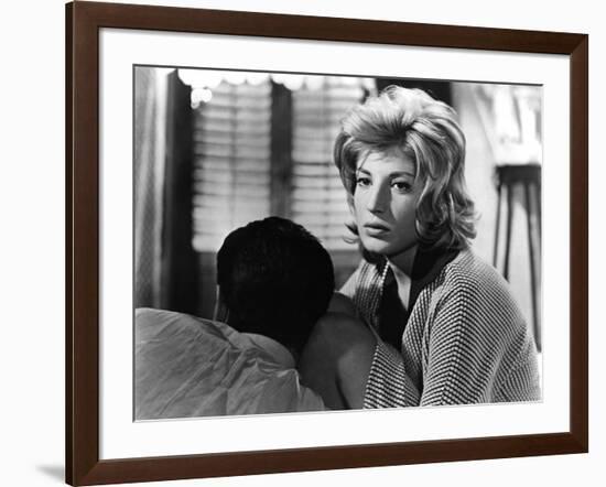 L'AVVENTURA, 1960 directed by MICHELANGELO ANTONIONI Gabriele Ferzetti / Monica Vitti (b/w photo)-null-Framed Photo