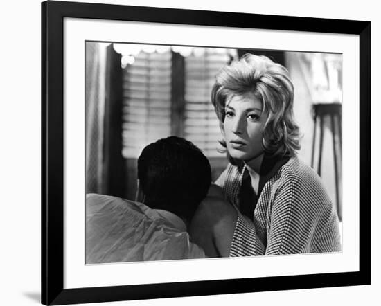 L'AVVENTURA, 1960 directed by MICHELANGELO ANTONIONI Gabriele Ferzetti / Monica Vitti (b/w photo)-null-Framed Photo