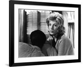 L'AVVENTURA, 1960 directed by MICHELANGELO ANTONIONI Gabriele Ferzetti / Monica Vitti (b/w photo)-null-Framed Photo