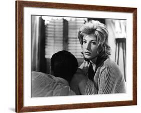 L'AVVENTURA, 1960 directed by MICHELANGELO ANTONIONI Gabriele Ferzetti / Monica Vitti (b/w photo)-null-Framed Photo