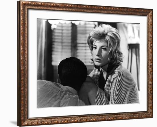 L'AVVENTURA, 1960 directed by MICHELANGELO ANTONIONI Gabriele Ferzetti / Monica Vitti (b/w photo)-null-Framed Photo