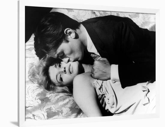 L'eclipse by Michelangelo Antonioni with Alain Delon and Monica Vitti, 1962 (b/w photo)-null-Framed Photo