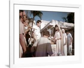 L'egyptien (THE EGYPTIAN) by Michael Curtiz with Edmund Purdom and Jean Simmons, 1954 (photo)-null-Framed Photo