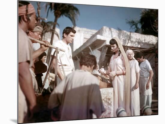 L'egyptien (THE EGYPTIAN) by Michael Curtiz with Edmund Purdom and Jean Simmons, 1954 (photo)-null-Mounted Photo