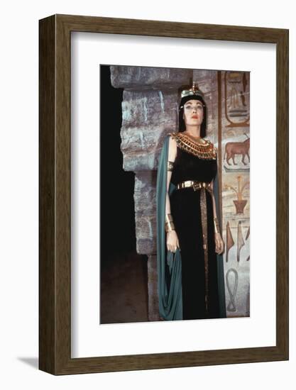 L'egyptien (THE EGYPTIAN) by Michael Curtiz with Gene Tierney, 1954 (photo)-null-Framed Photo