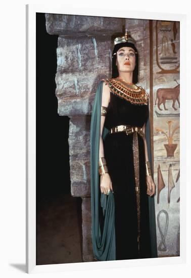 L'egyptien (THE EGYPTIAN) by Michael Curtiz with Gene Tierney, 1954 (photo)-null-Framed Photo