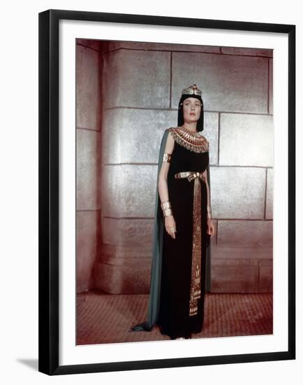 L'egyptien (THE EGYPTIAN) by Michael Curtiz with Gene Tierney, 1954 (photo)-null-Framed Photo