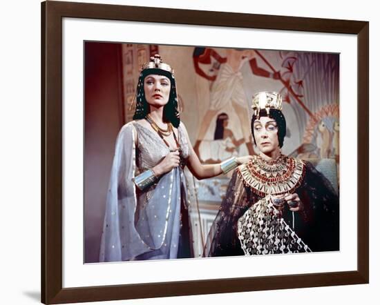 L'egyptien (THE EGYPTIAN) by Michael Curtiz with Gene Tierney and Judith Evelyn, 1954 (photo)-null-Framed Photo