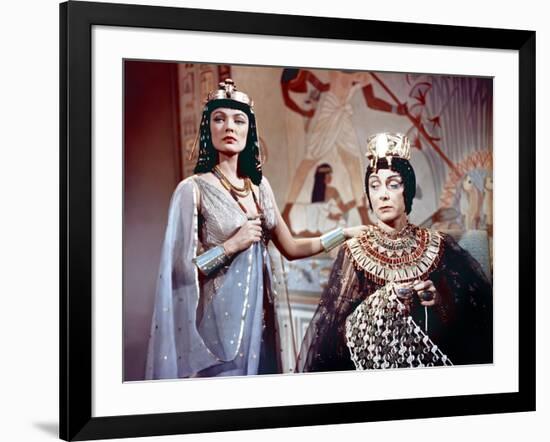 L'egyptien (THE EGYPTIAN) by Michael Curtiz with Gene Tierney and Judith Evelyn, 1954 (photo)-null-Framed Photo